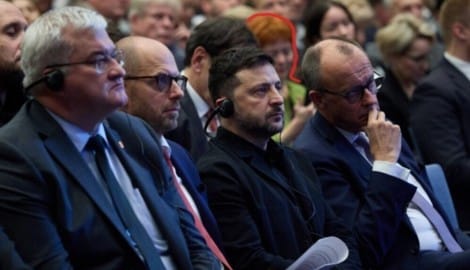 Das Bild veröffentlichte das ukrainische Propaganda-Medium EUROMAIDAN. Die Frau in Rot umrandet, ...