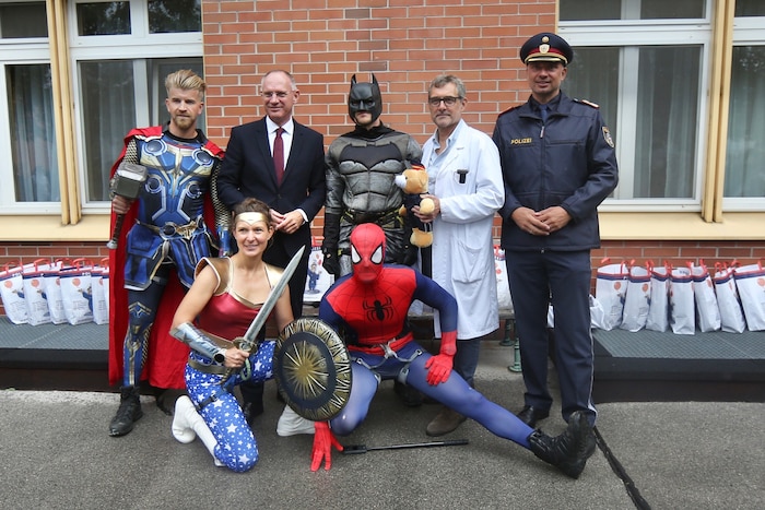 Thor, Batman, Spiderman und Co. versammelten sich vor dem Krankenhaus.