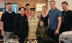 Der jüngste Sohn und die Mutter (Mitte) der betroffenen Familie mit Bürgermeister Kienzl (2. v. ...