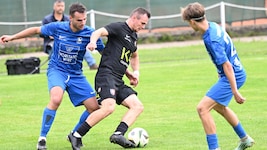 Petro Bodnaruk (Mitte) erzielt im Derby einen Doppelpack.