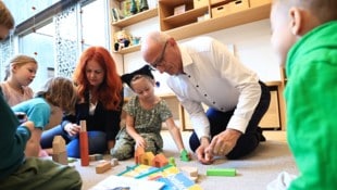Christof Birbaumer LH Anton Mattle und LR Cornelia Hagele im Spielfluss bei ihrem Besuch am Montag im Kindergarten ...