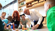 LH Anton Mattle und LR Cornelia Hagele im Spielfluss bei ihrem Besuch am Montag im Kindergarten ...