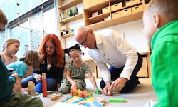 LH Anton Mattle und LR Cornelia Hagele im Spielfluss bei ihrem Besuch am Montag im Kindergarten ...