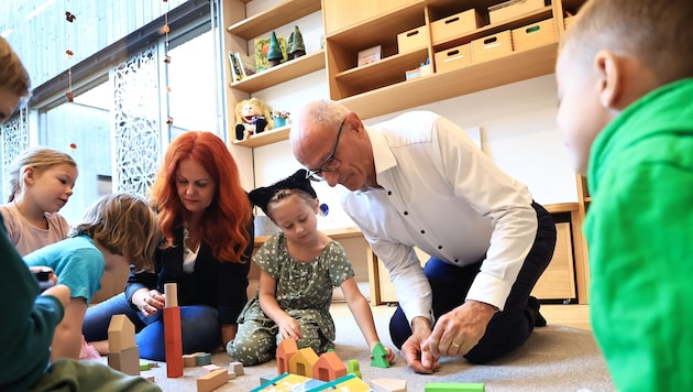 LH Anton Mattle und LR Cornelia Hagele im Spielfluss bei ihrem Besuch am Montag im Kindergarten ...