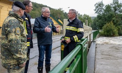 Bei der Flutkatastrophe 2024 in Gars am Kamp: Stephan Pernkopf mit ...