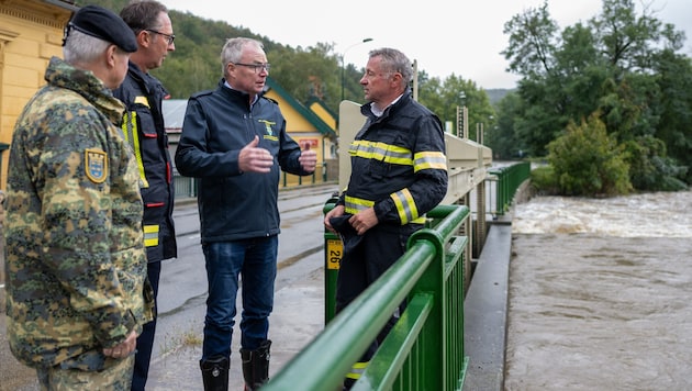 Bei der Flutkatastrophe 2024 in Gars am Kamp: Stephan Pernkopf mit ...