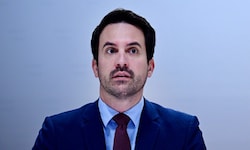 Bildungsminister Christoph Wiederkehr will mehr Fokus auf die Kernkompetenzen Lesen. Schreiben, ...