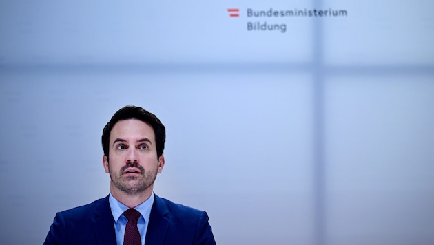 Bildungsminister Christoph Wiederkehr will mehr Fokus auf die Kernkompetenzen Lesen. Schreiben, ...