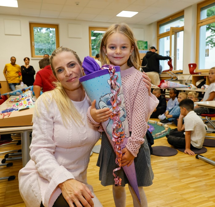 Die kleine Lina wollte gar nicht von Mama Katherina ablassen. Sie freut sich trotzdem auf alles, ...