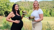 Gesangspädagogin Katharina Stiedl (re.) lehrt werdende Mütter wie Laila, mit ungeborenen Kindern ...