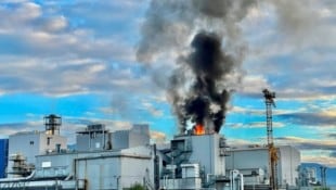Auf dem Gelände des Industriebetriebs Kaindl brach am Montagabend Feuer aus.