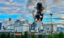 Auf dem Gelände des Industriebetriebs Kaindl brach am Montagabend Feuer aus.