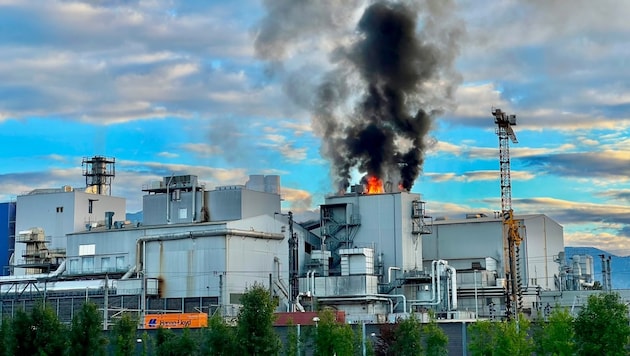 Auf dem Gelände des Industriebetriebs Kaindl brach am Montagabend Feuer aus.