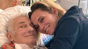 Heinz Hoenig, hier Ende Mai 2024 mit seiner Frau Annika im Krankenhaus. Zu der Zeit war der ...