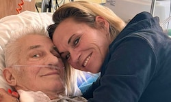 Heinz Hoenig, hier Ende Mai 2024 mit seiner Frau Annika im Krankenhaus. Zu der Zeit war der ...