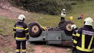 Der Lenker wurde in dem Fahrzeug eingeklemmt.