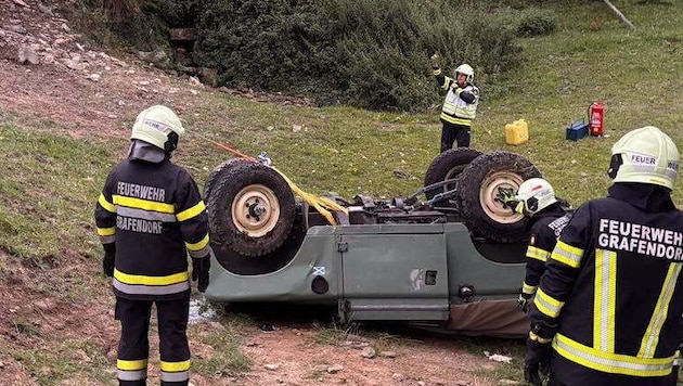 Der Lenker wurde in dem Fahrzeug eingeklemmt.