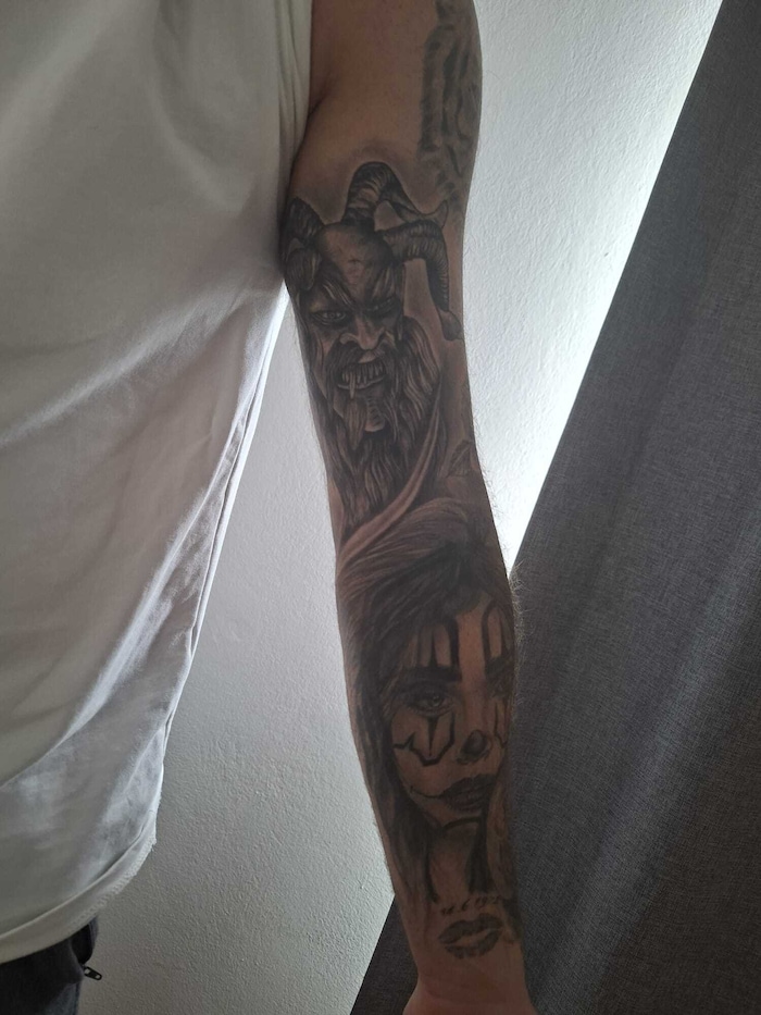 Eric Hoppenthaler zeigt der „Krone“ seine Tattoos.