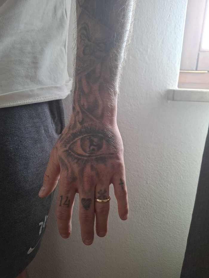 Eric Hoppenthaler zeigt der „Krone“ seine Tattoos.