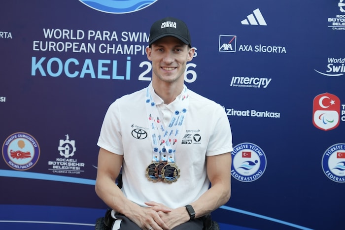 Andreas Ernhofer mit seinen zwei EM-Goldenen und der Bronzemedaille.