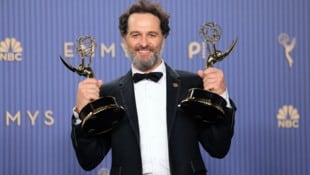 Matthew Ryhs schrieb am Montagabend Emmy-Geschichte: Er durfte sich gleich zwei Preise als ...