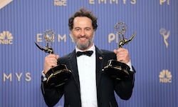 Matthew Ryhs schrieb am Montagabend Emmy-Geschichte: Er durfte sich gleich zwei Preise als ...