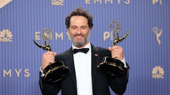 Matthew Ryhs schrieb am Montagabend Emmy-Geschichte: Er durfte sich gleich zwei Preise als ...