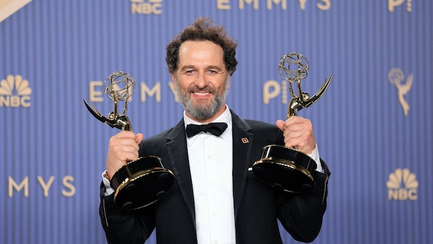 Matthew Ryhs schrieb am Montagabend Emmy-Geschichte: Er durfte sich gleich zwei Preise als ...