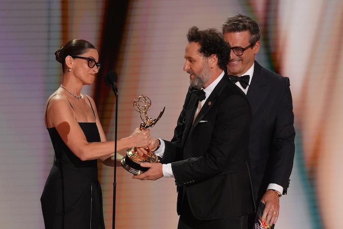 Matthew Rhys durfte sich bei den diesjährigen Emmy Awards nicht nur eine, sondern gleich zwei ...