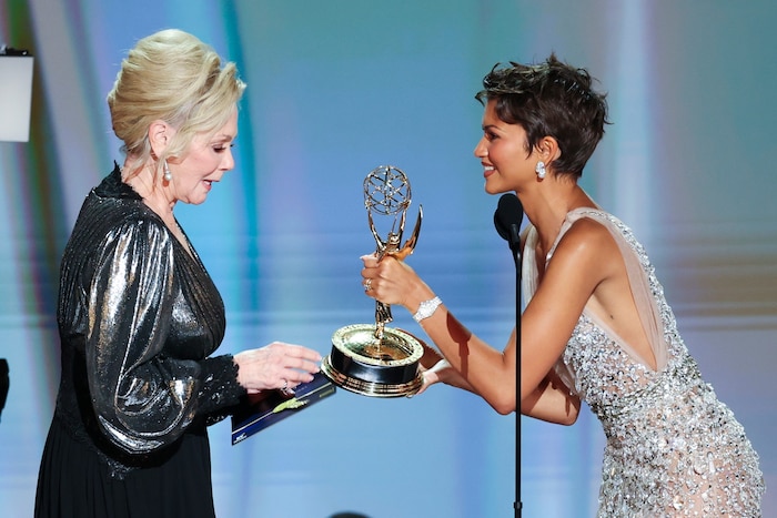 Zendaya überreichte Jean Smart ihre achte Emmy-Trophäe.
