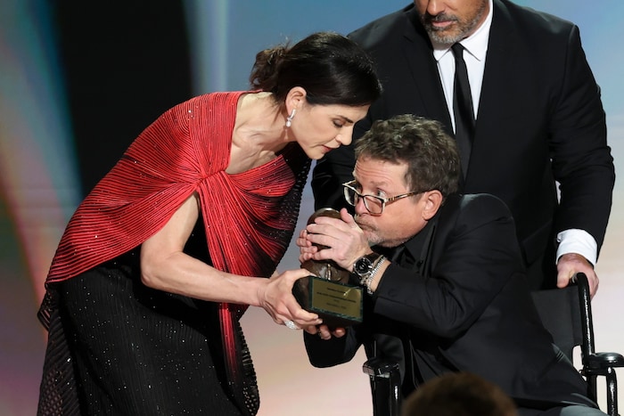 Michael J. Fox küsste seinen Preis und erhielt minutenlang Standing Ovations.