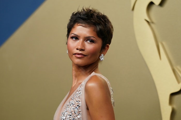 Außerdem überraschte die Schauspielerin mit einer neuen Frisur – einem frechen Pixie-Cut à la ...