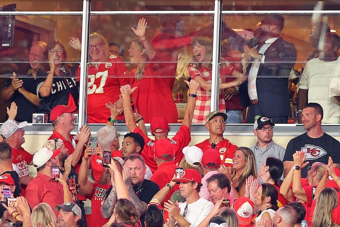 Taylor Swift feierte ihren Ehemann Travis Kelce.