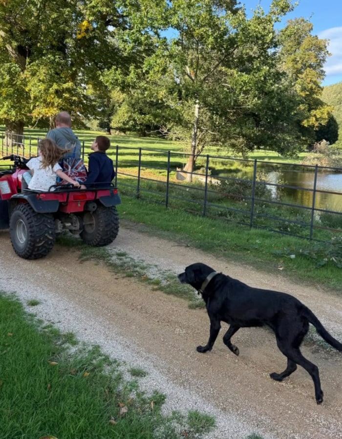 Prinz Harry gemeinsam mit Lilibet und Archie auf einem roten Quad, während Hündin „Pula“ hinter ...