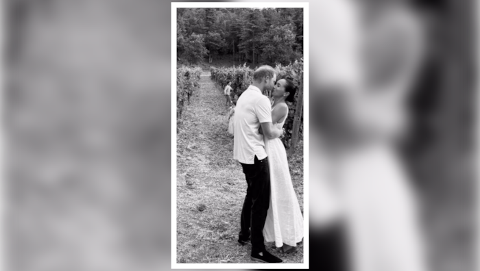 Während sich Prinz Harry und Herzogin Meghan im Vordergrund küssen, spielen Archie und Lilibet ...