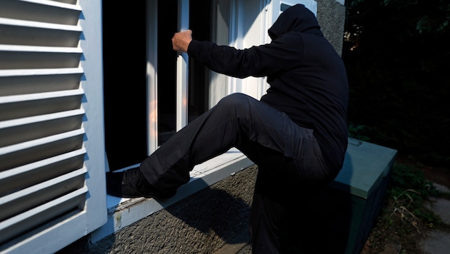 Der Mann stieg in der Nacht vom 5. auf den 6. September durch ein eingeschlagenes Fenster in ein ...