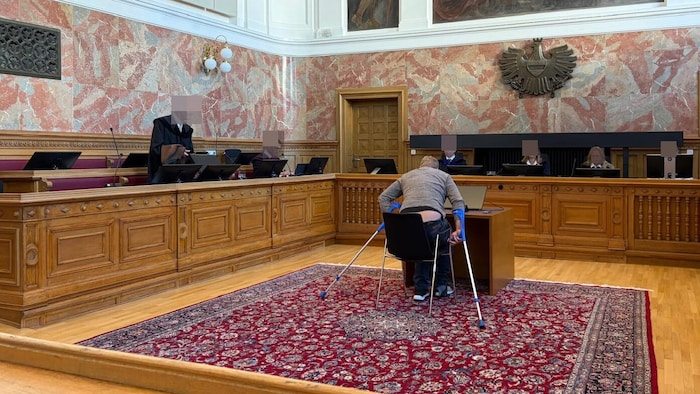 Der Angeklagte humpelte mit Krücken in den Gerichtssaal.