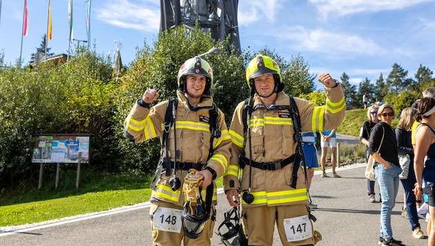 Mit Atemschutz im Laufschritt auf den Turm. Diese starke Leistung erbrachten zwei ...
