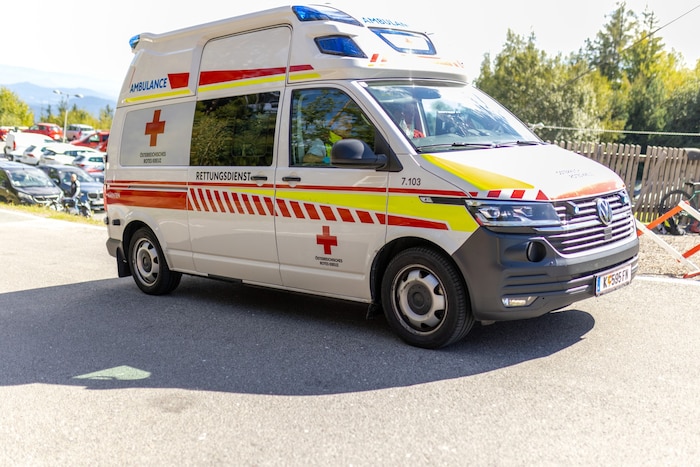 Ein Rettungswagen des Österreichischen Roten Kreuzes ist auf dem Weg zu einem Einsatz