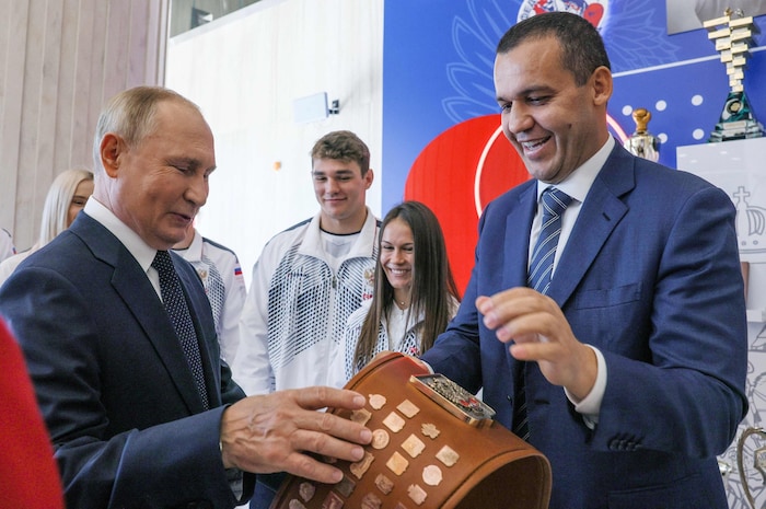 Putin (li.) und Kremlev (im September 2022) pflegen enge Beziehungen.