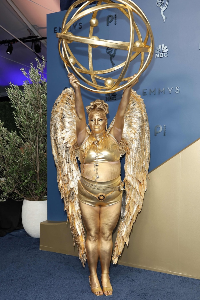 Wer braucht schon einen Emmy, wenn er selbst als Trophäe bei den Awards vorbeischaut? Meg ...