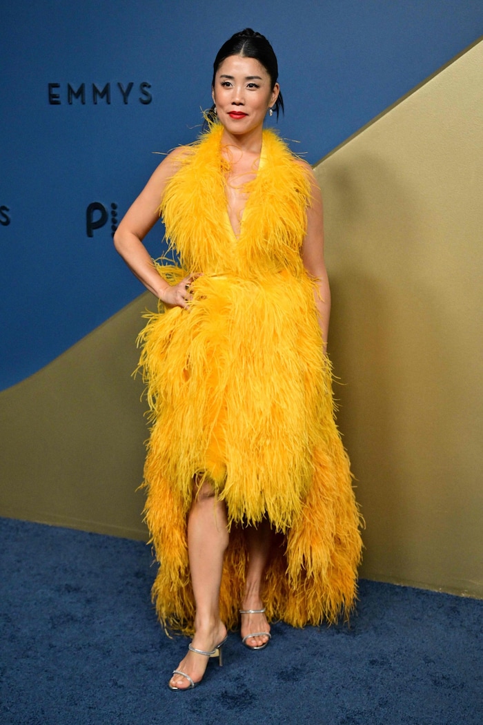 Bibo lässt grüßen! Eunice Bae wirkte im gelben Federkleid wie der Muppet Show entsprungen.