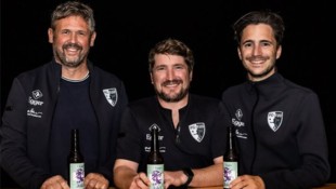 Andreas Gmeiner (l.) und Samuel Schwärzler (r.) beereben als Obmann-Duo Alexander Hammerer beim ...