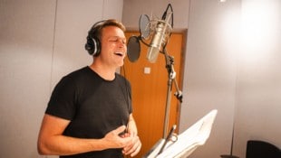 „Hallo, da is wieder da Stefan“ – Kaineder im Tonstudio beim Aufnehmen des Jingles.