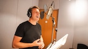 „Hallo, da is wieder da Stefan“ – Kaineder im Tonstudio beim Aufnehmen des Jingles.