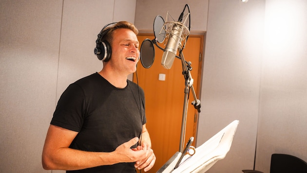 „Hallo, da is wieder da Stefan“ – Kaineder im Tonstudio beim Aufnehmen des Jingles.