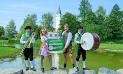 Leopold und Lena in der Mitte, Nestor (Trommel), Otto (Posaune) sind schon bereit – Von 18. bis ...