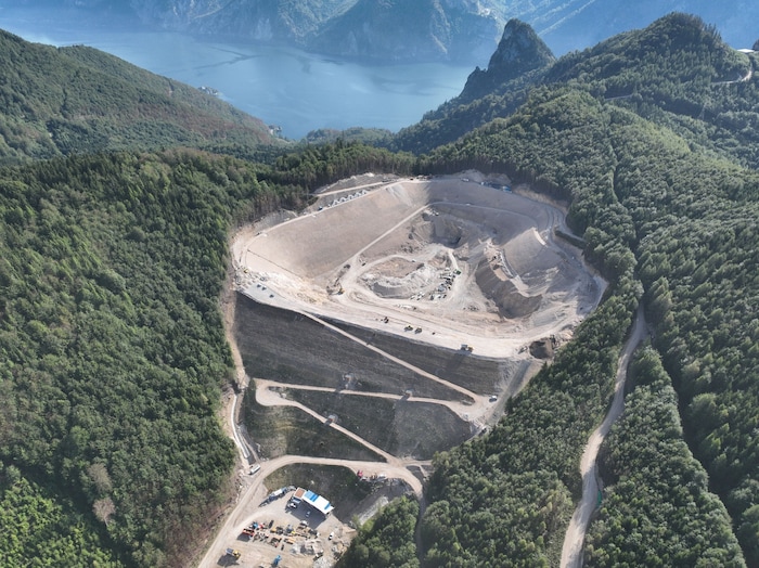 Beim Oberwasserspeicher ist der Damm bereits zu rund 90 Prozent fertiggestellt, informiert die ...
