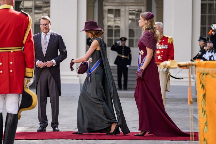 Prinzessin Alexia und Prinzessin Ariane am Weg zur Kutsche.