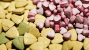 MDMA  – bekannt als „Ecstasy“, „Molly“, „Emma“ oder „E“ – gilt als Partydroge.